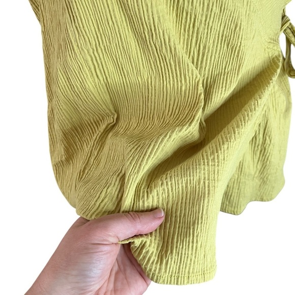 Marla Wynne Yellow Stretch Wrap Top Sz M - Picture 6 of 10